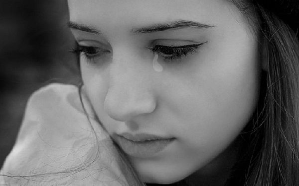 Con gái đang yêu mơ thấy mình khóc